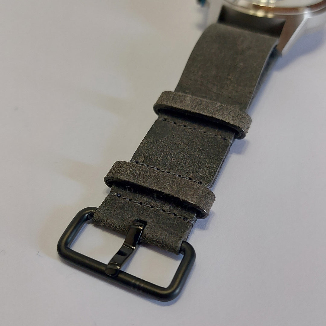 Grey Strap // Black metal buckle